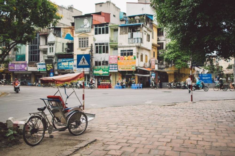 Uma ciclovia estacionada na beira da estrada em Hanói, Vietnã