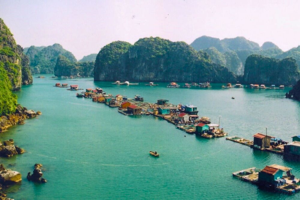 Uma vista da Villa Flutuante de Cua Van na Baía de Ha Long, Vietnã, de cima