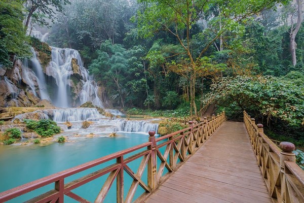 Dia 03: Luang Prabang - Cruzeiro de Mekong, Caverna de Pakou, Cachoeira de Kuang Si