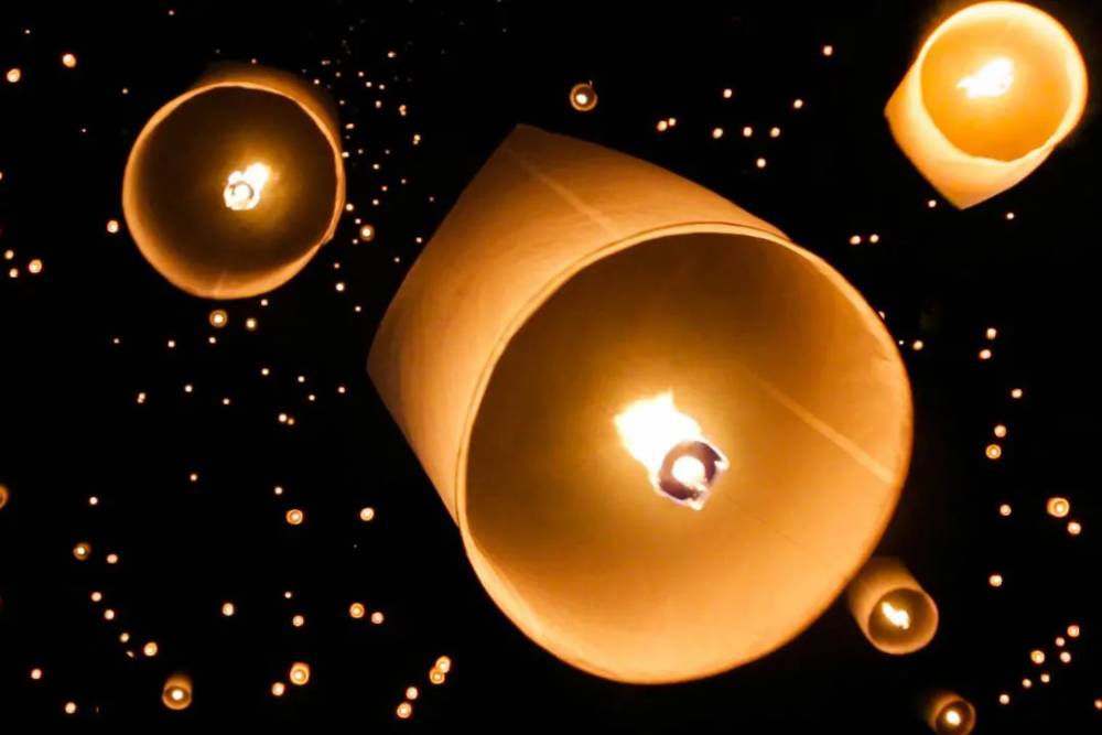 festival das lanternas tailândia à noite